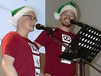 Viel Beifall heimsten die "Zwei Weihnachtsdeppen" Fabian Ramming (links) und Markus Rosa (rechts) ein. Foto: Klaus-Peter Wulf