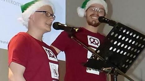 Viel Beifall heimsten die "Zwei Weihnachtsdeppen" Fabian Ramming (links) und Markus Rosa (rechts) ein. Foto: Klaus-Peter Wulf