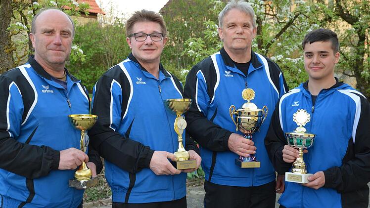 Die Clubmeisterschaften des SKK Germania Gauaschach gewann Gerd Reuter (2. von links) vor Helmut Schmittroth (links) und Siegfried Dill, der zudem Schnittbester der ersten Mannschaft in der abgelaufenen Runde wurde. Thomas Holzinger (rechts) wurde als Schnittbester der zweiten Mannschaft geehrt. Foto: Jana Keul