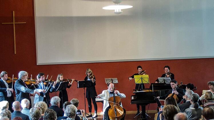 Der in Coburg aufgewachsene Cellist gestaltete ein Konzert zu seinem 80. Geburtstag im Haus Contakt. Dabei trat er als Solist gemeinsam mit dem Pianisten Hans-Dieter Bauer auf und dirigierte zudem das Collegium musicum, dessen Gründungsmitglied er 1953 war. Foto: Jochen Berger