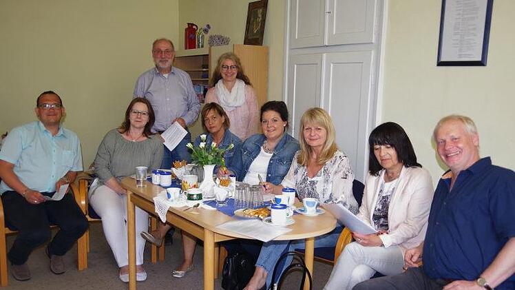 Der Hospizverein Kronach und Vertreter der Seniorenhäuser unterzeichnen die Kooperationsvereinbarung (v. l.): Stefan Raible ("Leben am Rosenberg"), Katja Suffa-Weißkopf und Karin Büttner (Lucas-Cranach-Haus), Anna Schneider (ASB-Seniorenzentrum Rodachtal), Fabiola Maier (Caritas Alten- und Pflegeheim St. Elisabeth), Elke Bauer und Peter Schulz (BRK-Seniorenhaus Ludwigsstadt) sowie (stehend von links) Dr. Peter Witton und Annette Hümmer (Hospizverein Kronach).    Heike Schülein
