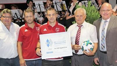 Erneut wurde der SV DJK Eggolsheim mit der silbernen Raute des Bayerischen Fußballverbandes ausgezeichnet. Foto: Erlwein