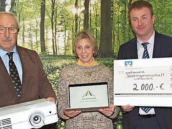 Dieter Erbse und Monika Faber (von links), die beiden Vorsitzenden der Seniorengemeinschaft für den Landkreis Lichtenfels, bedankten sich herzlich beim Vorstandsmitglied der VR-Bank Lichtenfels-Ebern, Thomas Lang (rechts), als Vertreter des Genossenschaftskreisverbands für die Sachspende.  Foto: Alfred Thieret