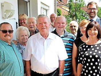 Alfons Dümlein (vorn Mitte) feierte im Familienkreis mit Abordnungen und Zweitem Bürgermeister Rosenbauer 80. Geburtstag.  Foto: Habermann