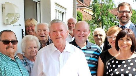 Alfons Dümlein (vorn Mitte) feierte im Familienkreis mit Abordnungen und Zweitem Bürgermeister Rosenbauer 80. Geburtstag.  Foto: Habermann