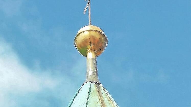 Das Glöckchen der Annakapelle rief die Zeiler ins Rathaus.  Fotos: LL