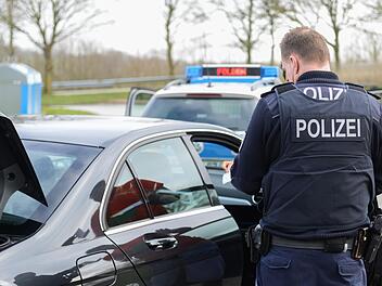 Mit Augenmaß und Fingerspitzengefühl will die Polizei im Landkreis Kulmbach die Einhaltung der verschärften Corona-Beschränkungen, die seit Montag gelten, überprüfen. Symbolbild: Benjamin Nolte/Adobe Stock