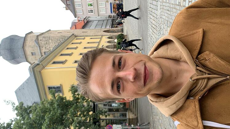 Frederik Fischer (22) aus Leipzig: "Der Coburger Weihnachtsmarkt ist einer der sch&ouml;nsten der Welt! Ich w&uuml;rde mich schon freuen, ihn dieses Jahr wieder besuchen zu k&ouml;nnen. Ob 2G, 3G oder 3G+, mir pers&ouml;nlich w&auml;re das egal. Ich bin geimpft. Dennoch w&auml;re 3G einfach sinnvoller und auch sch&ouml;ner f&uuml;r die Zeit des Beisammenseins, weil es schon problematisch ist, diejenigen auszuschlie&szlig;en, die sich gegen eine Impfung entscheiden. Aber das ist ja eine Debatte f&uuml;r sich *lacht*".