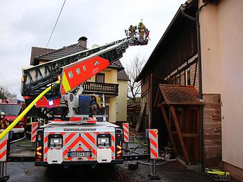 Von der Drehleiter aus öffneten Feuerwehrleute das Dach der Scheune an der Straße "Am Linsenberg". Foto: Ralf Ruppert