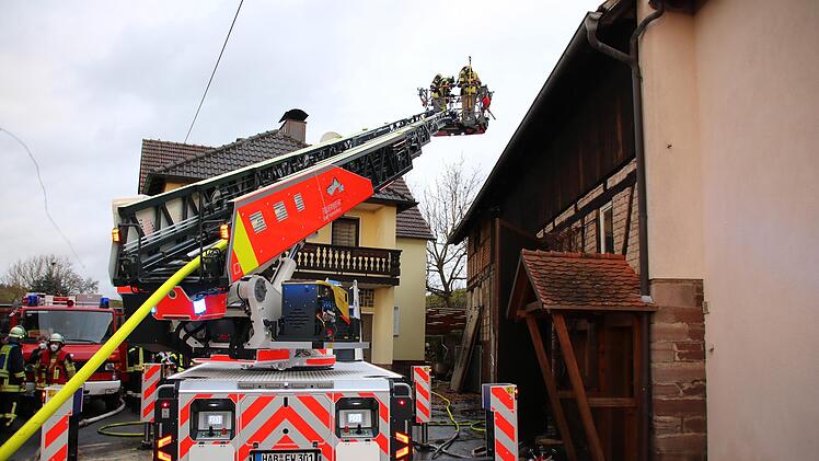 Von der Drehleiter aus öffneten Feuerwehrleute das Dach der Scheune an der Straße "Am Linsenberg". Foto: Ralf Ruppert