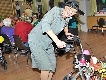 Seniorenbeauftragte Margret Krause f&uuml;hrte den n&auml;rrischen Zug der &auml;lteren Herrschaften mit dem Rollator an.