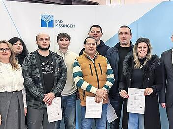 Oberbürgermeister Dirk Vogel (Dritter von rechts), Olena Albert, Programmbereichsleitung Integration an der Volkshochschule, und Vhs-Leiter Michael Balk gratulierten zum bestandenen Integrationskurs.