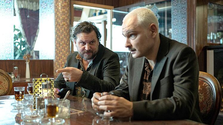 Gastwirt Zoric (Sascha Ger&scaron;ak, links) freundet sich mit Autoh&auml;ndler Joe Glauning (Andrei Viorel Tacu) an. Doch sind beide das, was sie vorgeben zu sein?