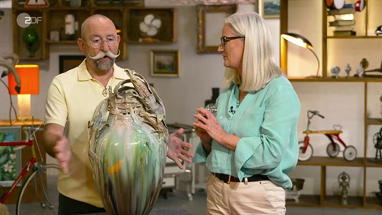 In der Montagsausgabe der ZDF-Tr&ouml;delshow "Bares f&uuml;r Rares" zeigte sich Horst Lichter sichtlich angetan, als er die Expertise unterst&uuml;tzen durfte. Denn Friederike Werner wagte sich nicht allein an die au&szlig;ergew&ouml;hnliche KPM-Vase. Am Ende zitterte aber nur der Verk&auml;ufer, als der enorme Sch&auml;tzpreis fiel: "Leck mich am ..."