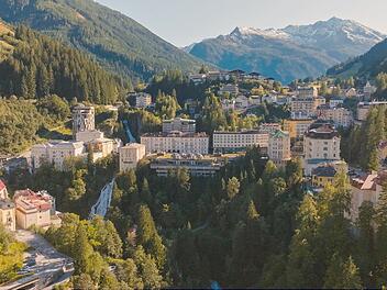 Bad Gastein, die Diva der Alpen: Der Kurort zieht seit Generationen prominente Besucher an, die nach Erholung suchen, sich von der Berglandschaft inspirieren lassen oder den mond&auml;nen Rahmen f&uuml;r gro&szlig;e Auftritte nutzen.