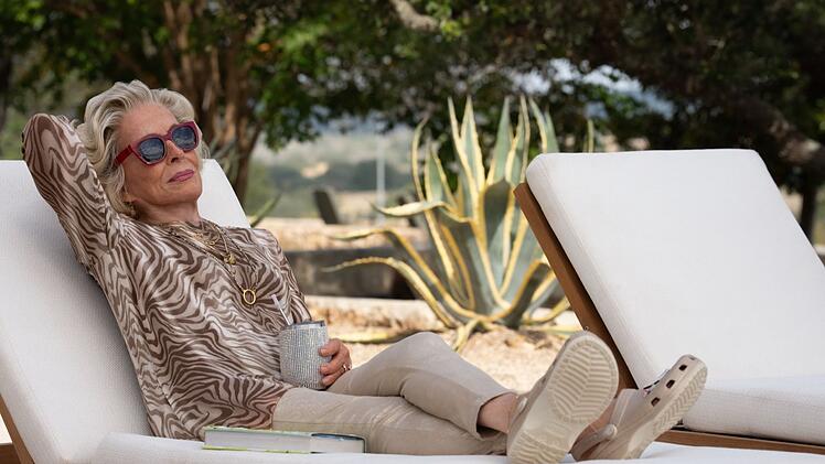 Ma Mac (Holland Taylor) ist immer f&uuml;r einen trockenen Martini und einen ebensolchen Spruch &uuml;ber Woody und Matthew zu haben.