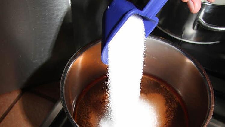 Den Essig mit einem Schuss Wasser und dem Zucker erhitzen, so dass sich der Zucker komplett auflöst.