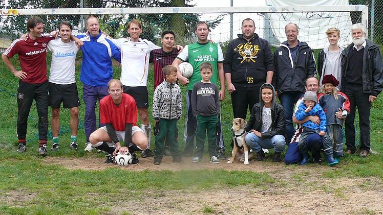 Erinnerung an fußballverrückte Zeiten: Auf dem alten Bolzplatz in Ebelsbach traf sich ein gutes Dutzend der Kicker, die in ihrer Jugend wie Pech und Schwefel zusammenhielten. "Linksaußen" sieht man stehend Martin Hartmann und sitzend Stefan Gerbig, die Organisatoren des Treffens. Mit dabei Gemeinderat Werner Schöpplein, der ganz rechts steht, sowie Gerald Makowski (Dritter von rechts, stehend).  Fotos: mw