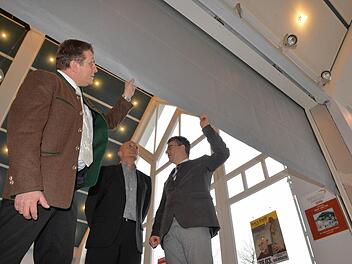 Zum Schutz der Besucher bei Feuer im Foyer: Oberbürgermeister Henry Schramm (links) begutachtet die neu installierten Rauchschutz-Vorhänge im Eingangsbereich der Dr.-Stammberger-Halle. Fotos: Ronald Rinklef