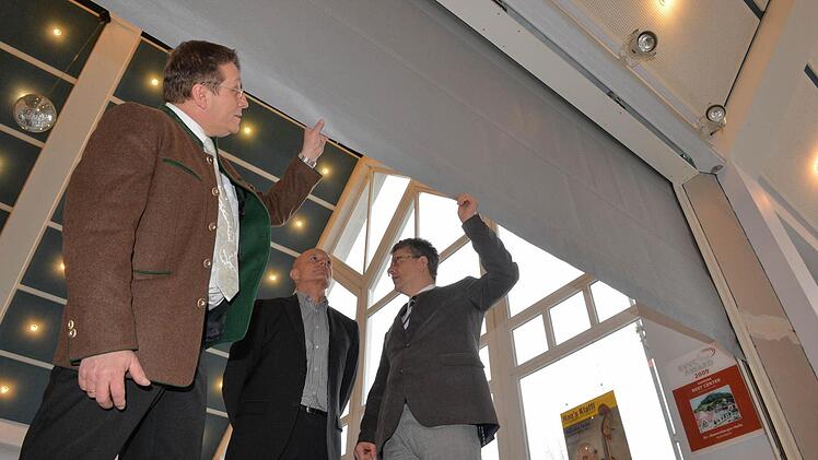 Zum Schutz der Besucher bei Feuer im Foyer: Oberbürgermeister Henry Schramm (links) begutachtet die neu installierten Rauchschutz-Vorhänge im Eingangsbereich der Dr.-Stammberger-Halle. Fotos: Ronald Rinklef