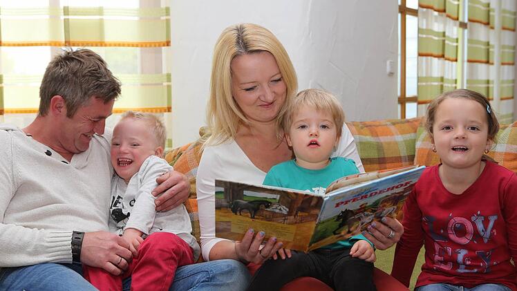 Die ganze Familie: Karsten und Helena Weiß mit ihren drei Kindern. Foto: Matthias Hoch