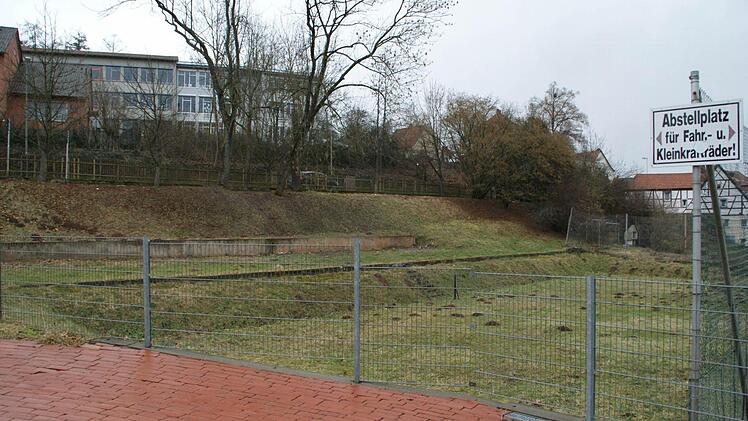 Wenn die Nachbarn und das Staatliche Bauamt einverstanden sind, könnte auf dem ehemaligen Tennisplatz neben dem Freibad ein Parkplatz mit über 40 Stellplätzen entstehen.