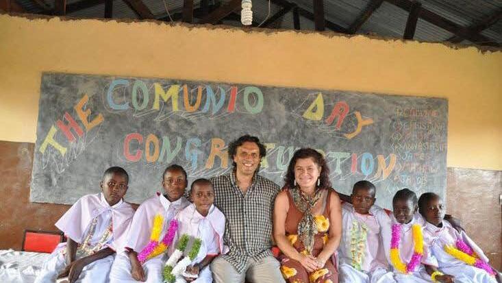 Die Initiatoren des Vereins Anam Cara, der das Bildungszentrum unterstützt, mit Kommunionkindern Foto: Anam Cara