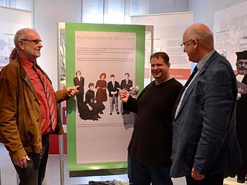 Bürgermeister Klaus Hohmann (rechts) hatte durchaus Probleme, die richtigen Konfirmationsbilder Kirchenvorstandsmitglied Robert Schäfer (Mitte) und Pfarrer Eckhard Mattke (links) zuzuweisen. Foto: Spörlein