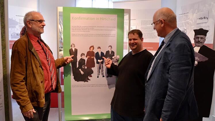 Bürgermeister Klaus Hohmann (rechts) hatte durchaus Probleme, die richtigen Konfirmationsbilder Kirchenvorstandsmitglied Robert Schäfer (Mitte) und Pfarrer Eckhard Mattke (links) zuzuweisen. Foto: Spörlein