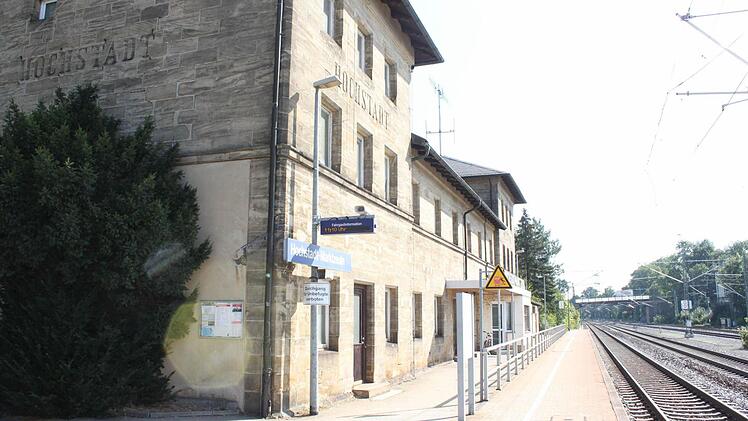 Das Bahnhofsgebäude Hochstadt bietet rund 650 Quadratmeter Wohn- und Nutzfläche. Foto: Popp
