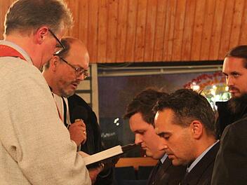 Dekan Thomas Kretschmar und Diakon Martin Neukamm von der Rummelsberger Diakonie (links) führten die beiden Diakone in ihr Amt ein: Christian Hanf (vorne), bisheriger Dekanatsjugendreferent, wird Verwaltungsdiakon - Stefan Ludwig wird neuer Dekantsjugendreferent.  Foto: Sonny Adam