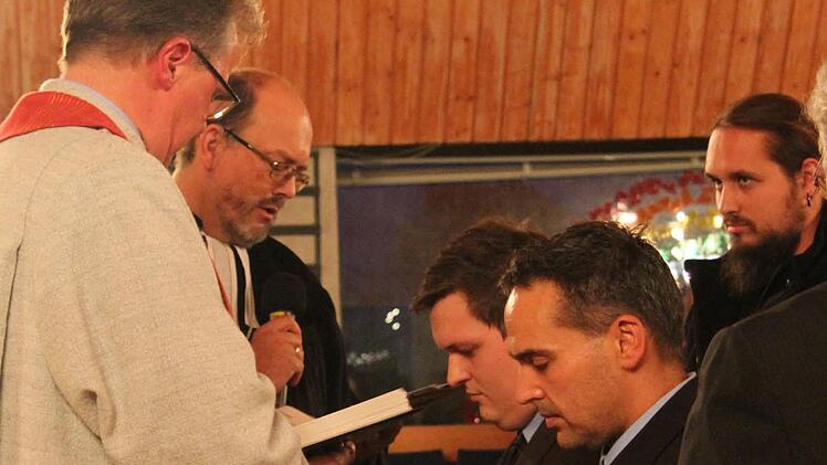 Dekan Thomas Kretschmar und Diakon Martin Neukamm von der Rummelsberger Diakonie (links) führten die beiden Diakone in ihr Amt ein: Christian Hanf (vorne), bisheriger Dekanatsjugendreferent, wird Verwaltungsdiakon - Stefan Ludwig wird neuer Dekantsjugendreferent.  Foto: Sonny Adam