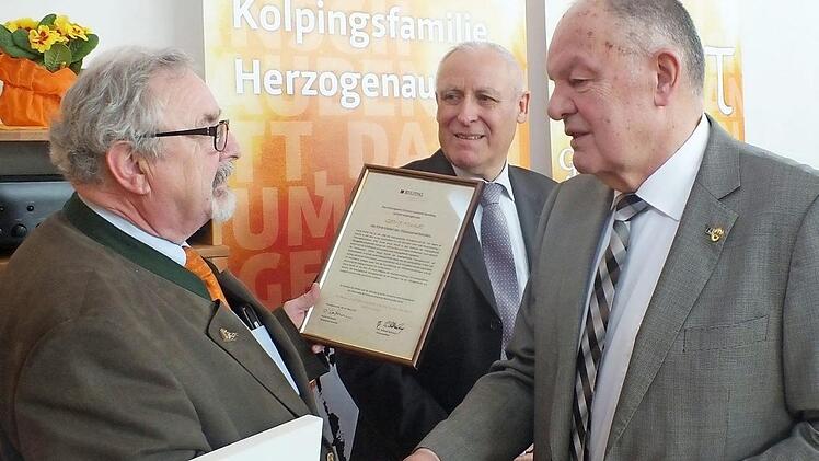 Herbert Pfeffermann (l.) dankte Georg Mundt (r.) für dessen Engagement. Im Hintergrund Mundts Nachfolger Dieter Lohmaier Foto: Manfred Welker