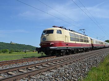 Anfang der 60er Jahre beschaffte die Bundesbahn fünf Panoramawagen für die TEE-Züge "Rheingold" und "Rheinpfeil" mit Aussichtskuppel. Einer dieser Wagen soll im alten Güterbahnhof seinen letzten Halt finden und als Informationspunkt dienen. Die Stadtverwaltung will den seltenen Waggon schon Mitte oder Ende Mai an die Itz transportieren und neben die alte Pakethalle stellen. Foto: Thomas Fischer