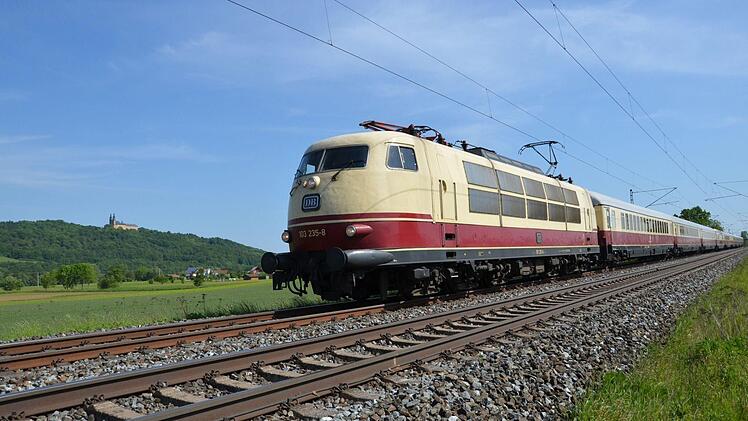 Anfang der 60er Jahre beschaffte die Bundesbahn fünf Panoramawagen für die TEE-Züge "Rheingold" und "Rheinpfeil" mit Aussichtskuppel. Einer dieser Wagen soll im alten Güterbahnhof seinen letzten Halt finden und als Informationspunkt dienen. Die Stadtverwaltung will den seltenen Waggon schon Mitte oder Ende Mai an die Itz transportieren und neben die alte Pakethalle stellen. Foto: Thomas Fischer