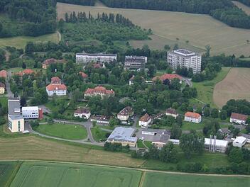 Das Bezirksklinikum Obermain braucht Platz für die Versorgung psychisch Kranker. Von defizitären Abteilungen, die zudem nicht zu den Pflichtaufgaben des Bezirks gehören, müsse man sich trennen, argumentiert Bezirkstagspräsident Günter Denzler. Foto: Matthias Einwag