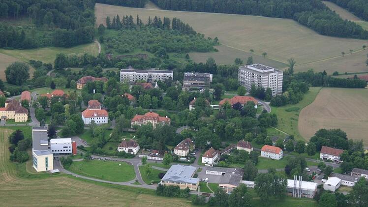 Das Bezirksklinikum Obermain braucht Platz für die Versorgung psychisch Kranker. Von defizitären Abteilungen, die zudem nicht zu den Pflichtaufgaben des Bezirks gehören, müsse man sich trennen, argumentiert Bezirkstagspräsident Günter Denzler. Foto: Matthias Einwag