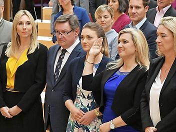 Gruppenbild w&auml;hrend der Vereidigung von Ministerin Melanie Huml im Bayerischen Landtag  Foto: Bayerischer Landtag/Rolf Poss