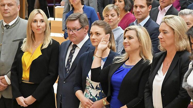 Gruppenbild w&auml;hrend der Vereidigung von Ministerin Melanie Huml im Bayerischen Landtag  Foto: Bayerischer Landtag/Rolf Poss