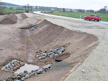Die Stra&szlig;e zwischen Reundorf und Frensdorf wird vor allem wegen der gestiegenen Verkehrsbelastung ausgebaut. Zur verkehrssicheren Trennung der Verkehrsarten wird zus&auml;tzlich s&uuml;dlich der Fahrbahn ein neuer Geh- und Radweg gebaut.  Foto: Ronald Rinklef
