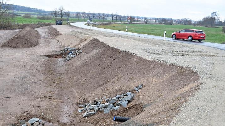 Die Stra&szlig;e zwischen Reundorf und Frensdorf wird vor allem wegen der gestiegenen Verkehrsbelastung ausgebaut. Zur verkehrssicheren Trennung der Verkehrsarten wird zus&auml;tzlich s&uuml;dlich der Fahrbahn ein neuer Geh- und Radweg gebaut.  Foto: Ronald Rinklef