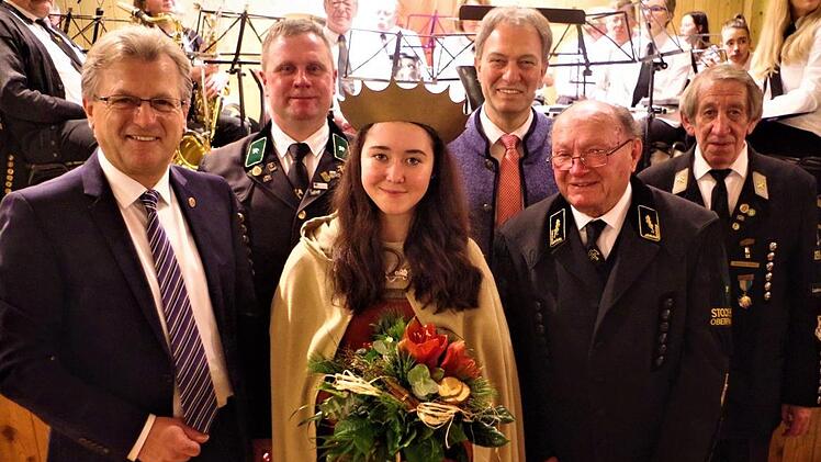 Die Ehrengäste zeigten sich beeindruckt von der Barbarafeier. Von links: Bürgermeister Rainer Detsch, Vorsitzender Heiko Eisenbeiß, als Hl. Barbara Antonia Renk, Landrat Klaus Löffler, der ehemalige Bergmann Helmut Kestel sowie Landesvorstandsmitglied Reinhard Hertel.