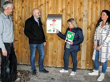 Bei der offiziellen Übergabe des Defibrillators in Wermerichshausen: Michael Weigand, Bürgermeister Michael Kastl, Ortssprecherin Ulla Müller und Sonja Röder. Foto: Dieter Britz