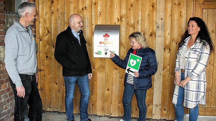 Bei der offiziellen Übergabe des Defibrillators in Wermerichshausen: Michael Weigand, Bürgermeister Michael Kastl, Ortssprecherin Ulla Müller und Sonja Röder. Foto: Dieter Britz