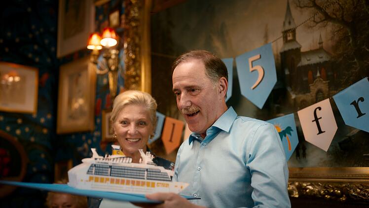 Anlässlich seiner Pensionierung bekommt Peter Waldvogel (Stefan Kurt) eine gemeinsame Kreuzfahrt mit seiner Frau Alice (Esther Gemsch) geschenkt.