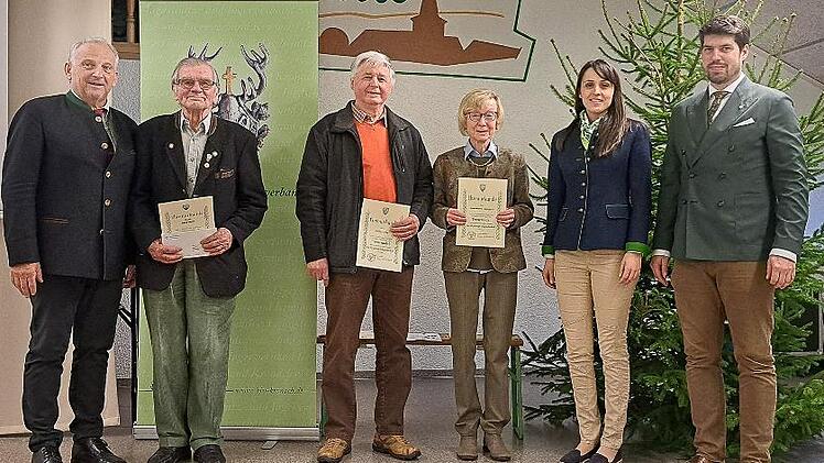 Hohe Auszeichnungen in der Kreisversammlung des Bayerischen Jagdschutz- und J&auml;gerverbands (BJV) Kreisgruppe Kronach: Adolf Beier (f&uuml;r 75 Jahre), Georg Jung und Annemarie Gampert (jeweils f&uuml;r 50 Jahre), mit demVorsitzendem Bernhard Schmitt (links),...