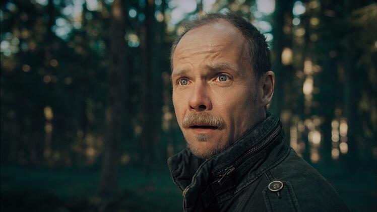 Micha Oberl&auml;nder (Matthias Koeberlin) verfolgt seinen Angreifer in den Wald. Wenig sp&auml;ter wird er mit einem Schwert attackiert und schwer verletzt.