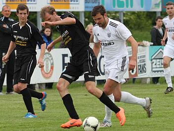 Hier läuft Gästespieler Simon Sommer (2. von links), dem Sander Matthias Hoff noch den Ball ab; links: Gästespieler Manuel Jäger. Fotos: Geiling