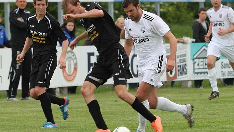 Hier läuft Gästespieler Simon Sommer (2. von links), dem Sander Matthias Hoff noch den Ball ab; links: Gästespieler Manuel Jäger. Fotos: Geiling