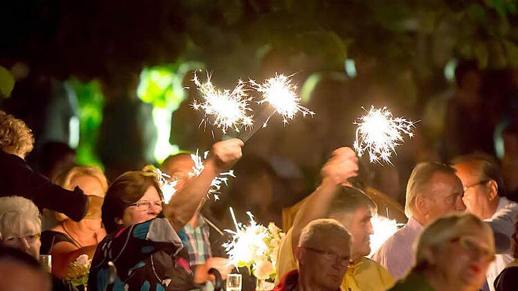Wunderkerzenstimmung zum Abschluss des Klassik-Open-Air-Konzerts.